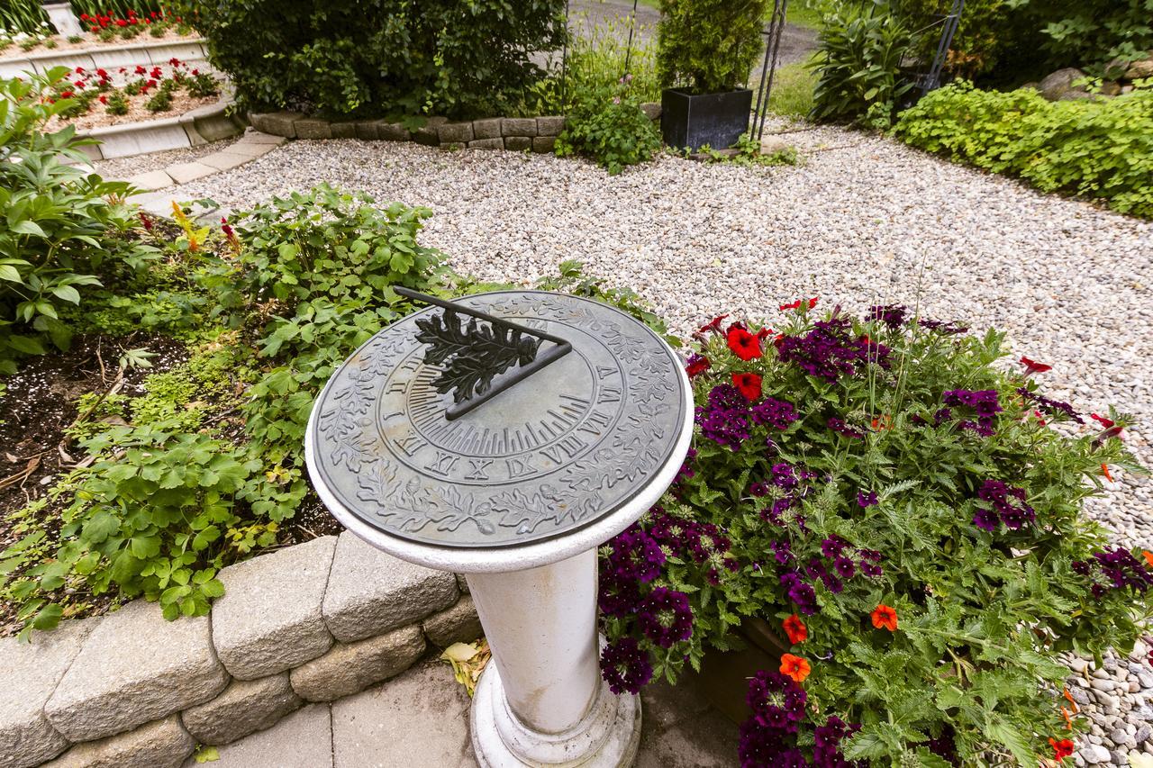 Russell Manor Bed & Breakfast Morrisburg Exteriör bild